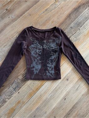 Women’s Long-Sleeve V-Neck Graphic Top in Dark Brown